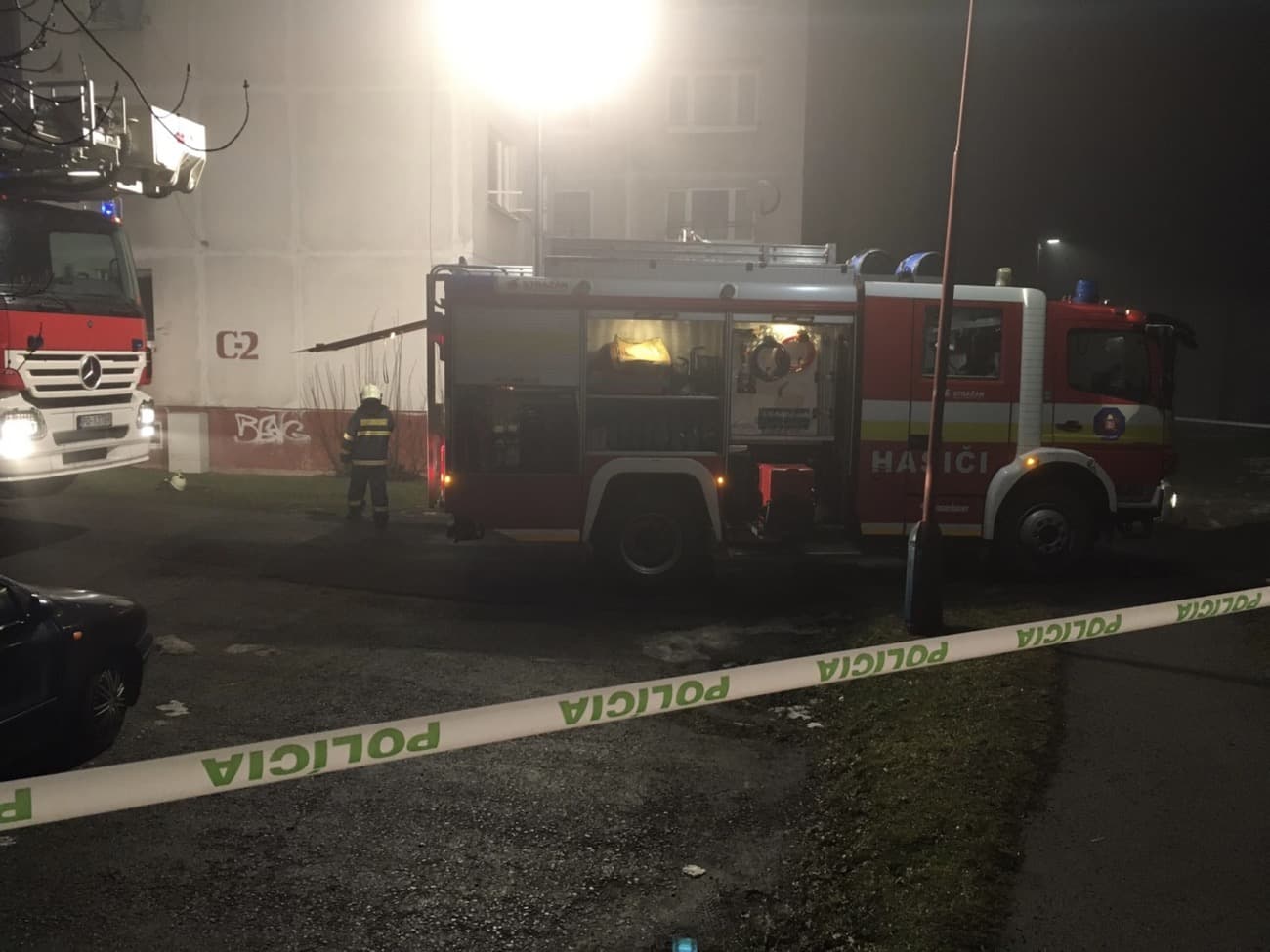 Tűz ütött ki egy panelházban Bardejovban, több mint 100 lakót menekítettek ki  