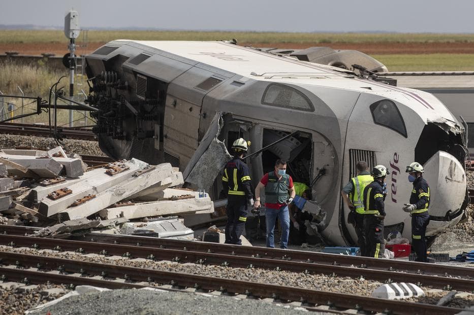 SZÖRNYŰ: Felüljáróról zuhant a vonat elé egy autó, a vonatvezető az autó sofőrje is meghalt – FOTÓK