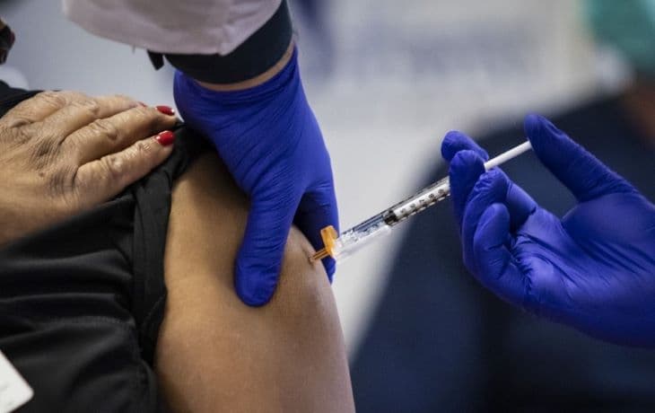 ŠÚKL: 8869 feltételezett mellékhatást regisztráltak eddig a vakcina beadása után