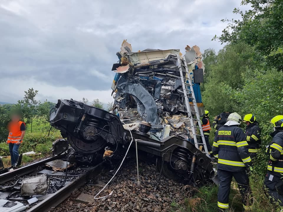 TRAGÉDIA: Összeütközött két vonat Csehországban, hárman meghaltak, rengeteg a sérült