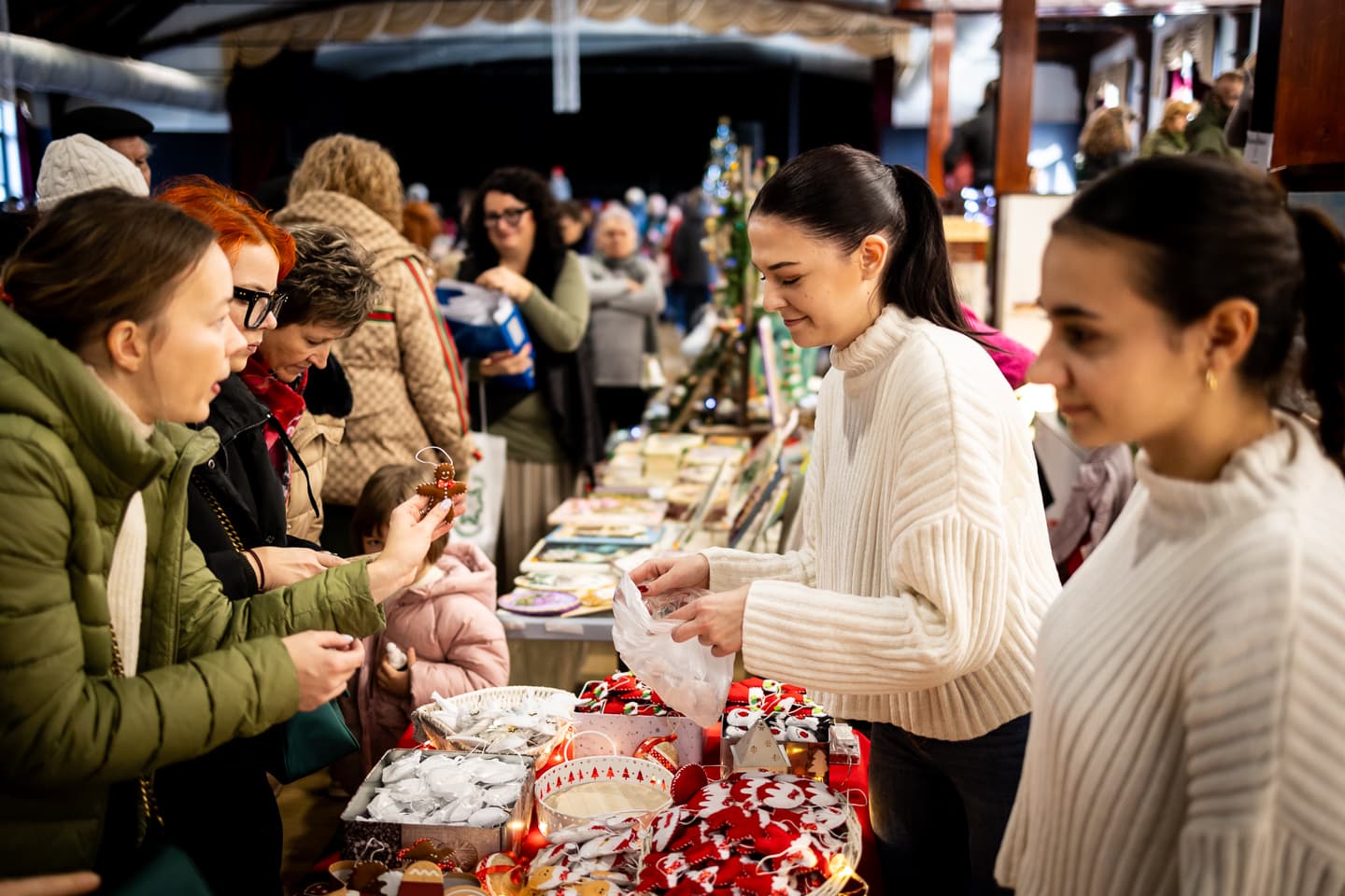 Kézműves karácsonyi vásárral hangolódtak az ünnepekre Érsekújvárban (FOTÓK)