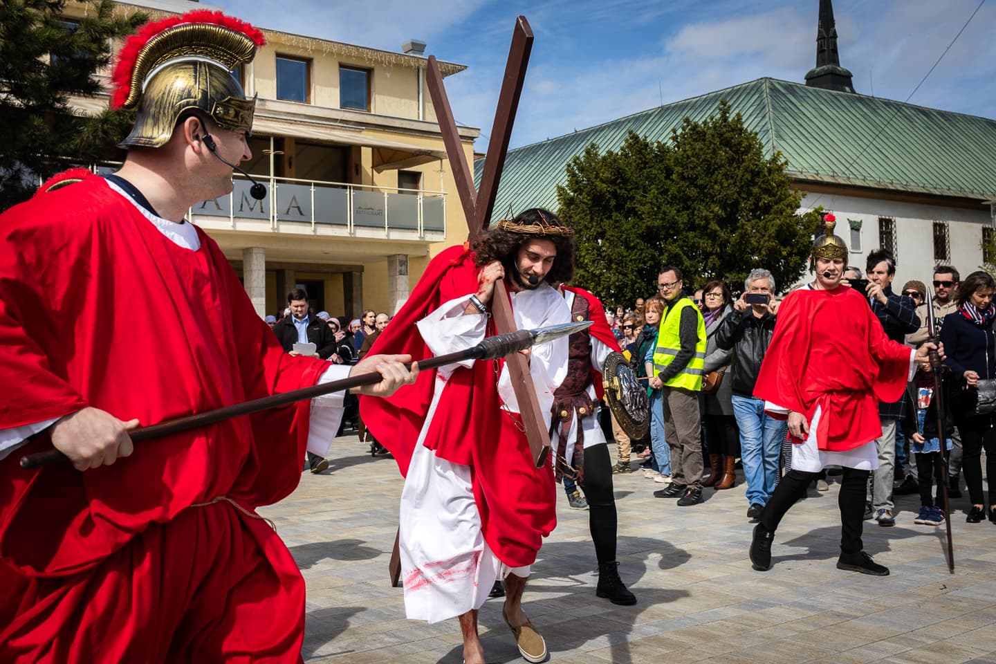 Jézus utolsó óráira emlékeztek Érsekújvár fő terén (FOTÓK)