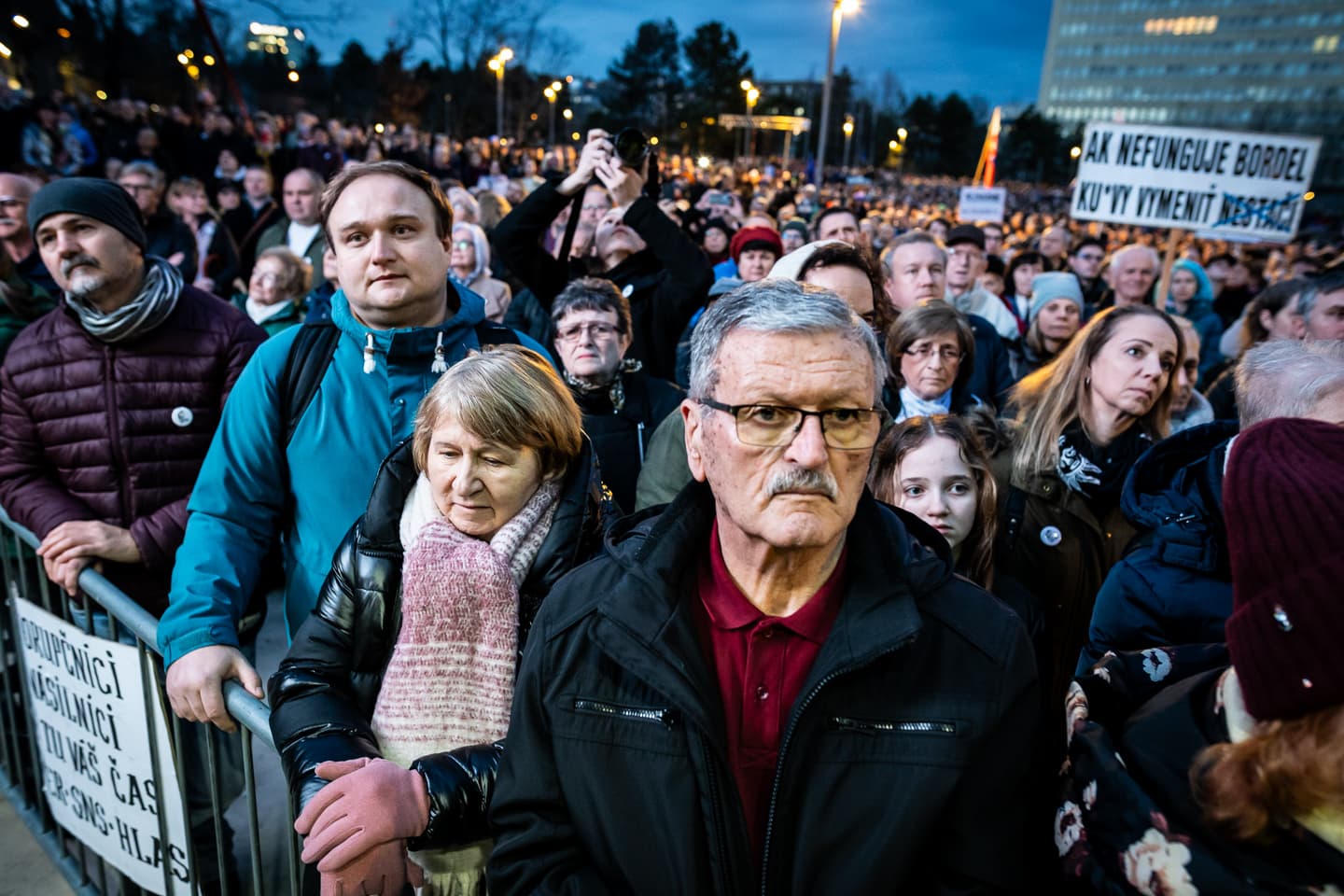 FOTÓK: „Fico, gyere ki!” – több ezer ember skandálta a pozsonyi megemlékezésen