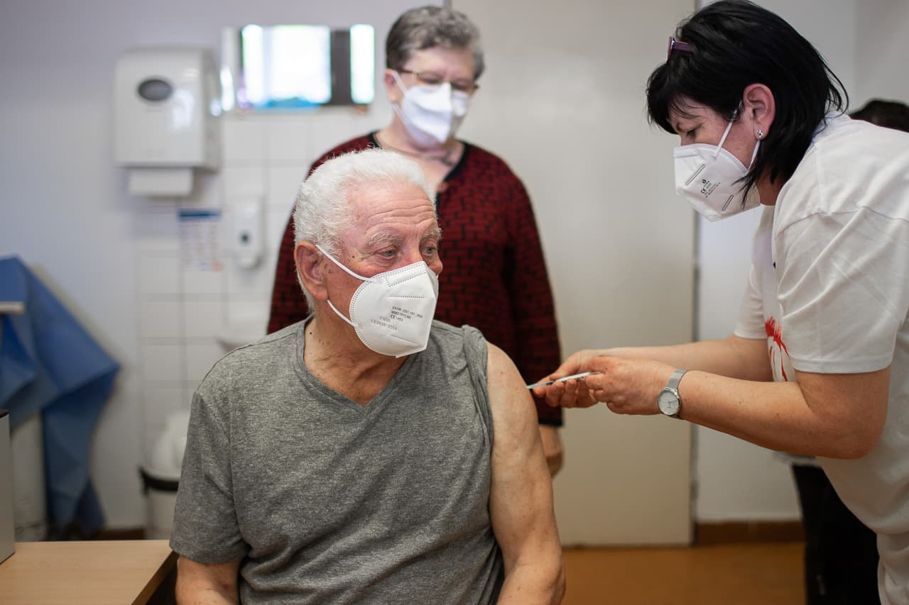 „Inkább az oltást vészeljük át, minthogy elkapjuk” – idős csicsói házaspár férfi tagja kapta a 20 ezredik oltást a dunaszerdahelyi kórházban