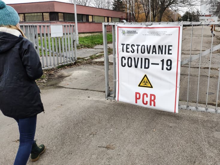 KORONAVÍRUS: Már majdnem hétezer áldozata van a járványnak Szlovákiában, nőtt a kórházban kezelt páciensek száma