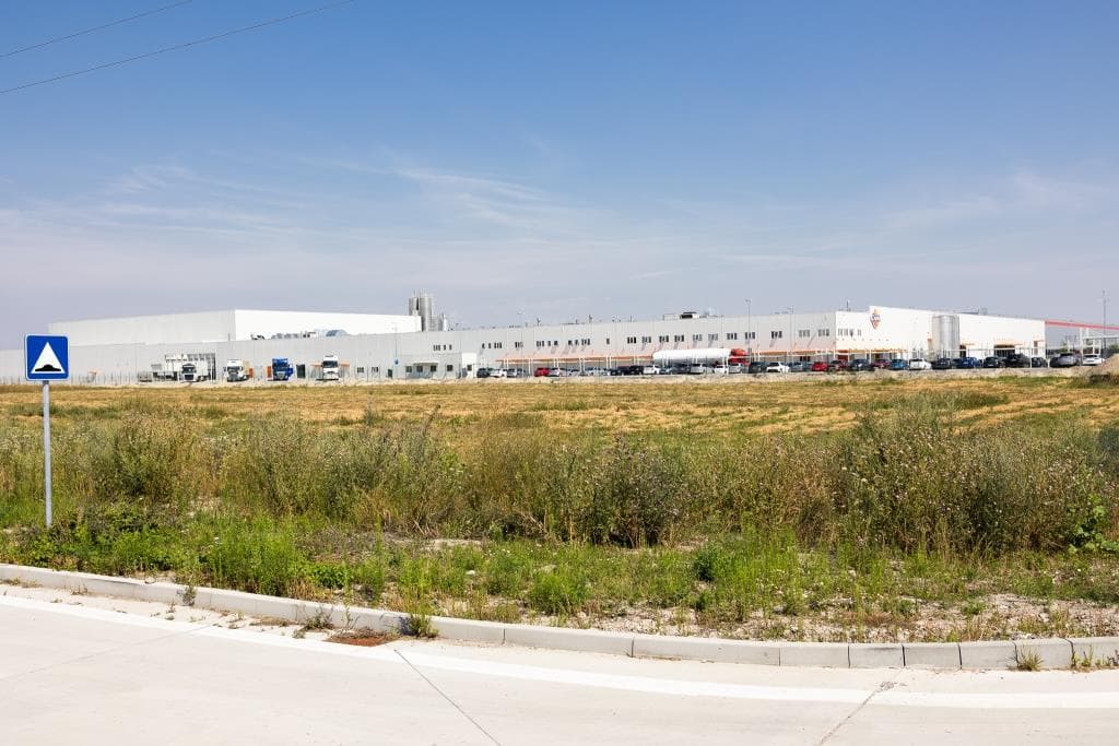 Hamarosan már 6500-an dolgozhatnak az egyházkarcsai ipari parkban, ahol 10 millió euróból épít új gyárat a Minit