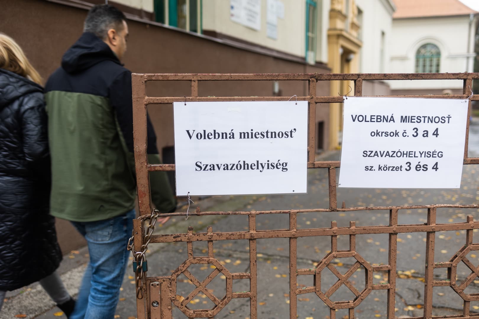 Illésházán büntetőeljárás indult, Vágán a NAKA vizsgálódik a választások kapcsán