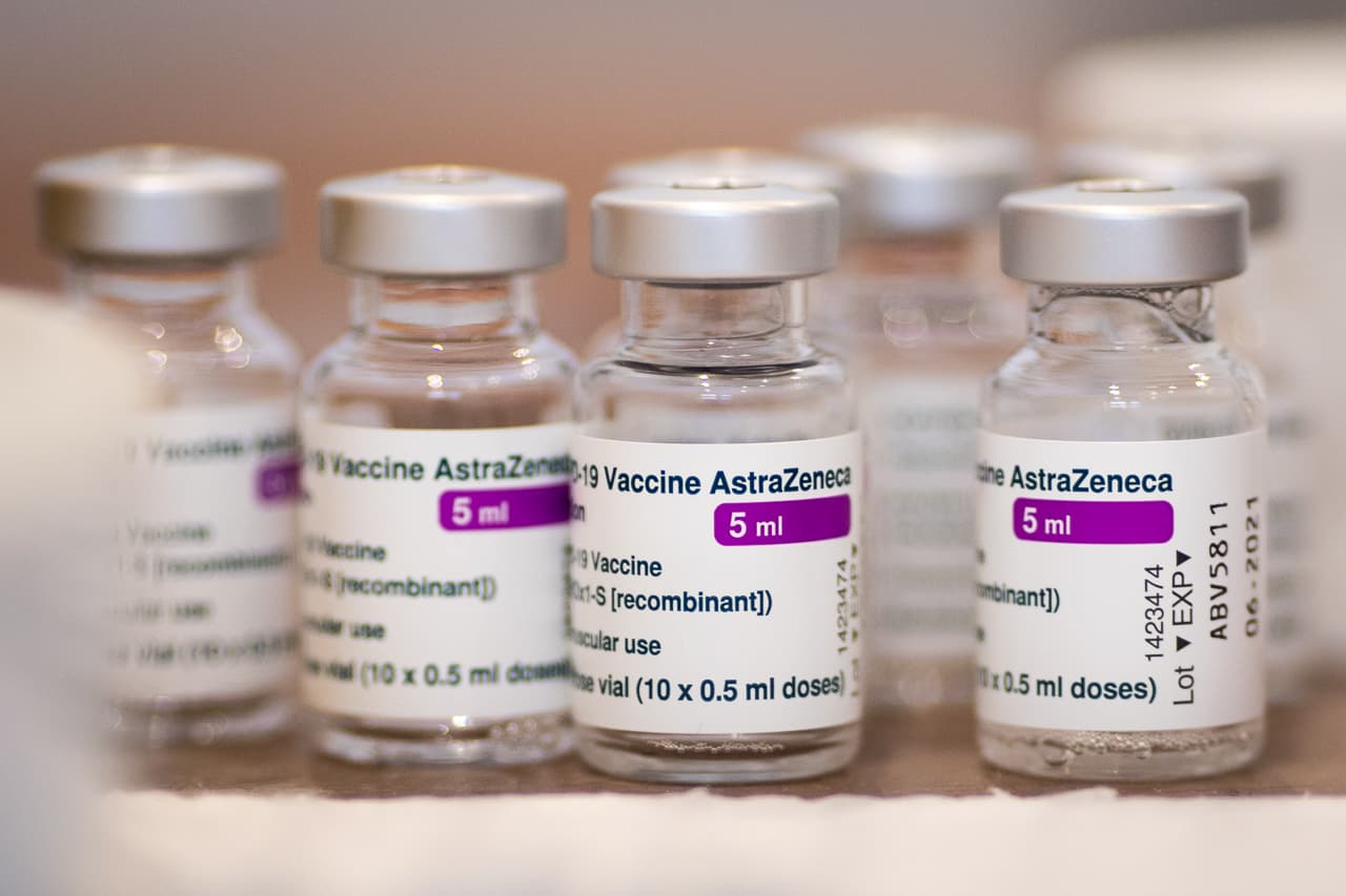 ŠÚKL: Az AstraZeneca védőoltásának előnyei továbbra is felülmúlják a kockázatokat