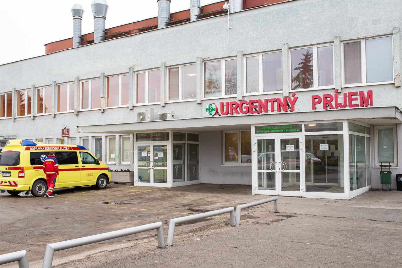 Nem lett egy nap alatt 450-nel több kórházban ápolt koronavírusosunk, Érsekújvárban valaki nagyon mellélőtt
