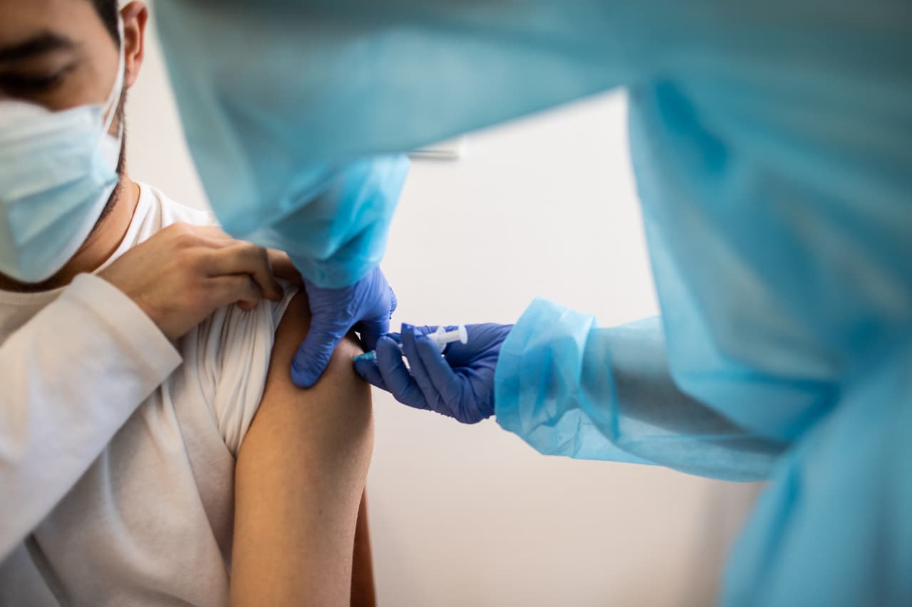 A kórházak készen állnak a lakosság beoltására, de nincs elég vakcina