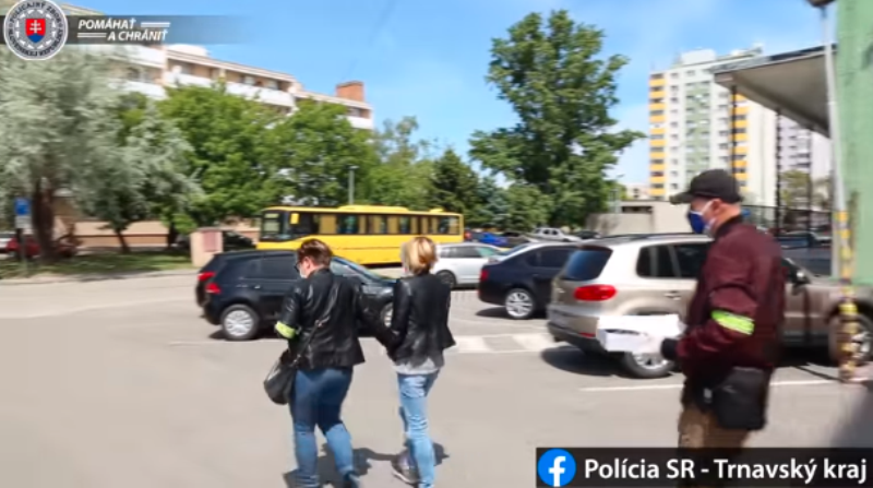 Egyenesen a rendőrök kezébe menekült a csaló gázleolvasó (videó)