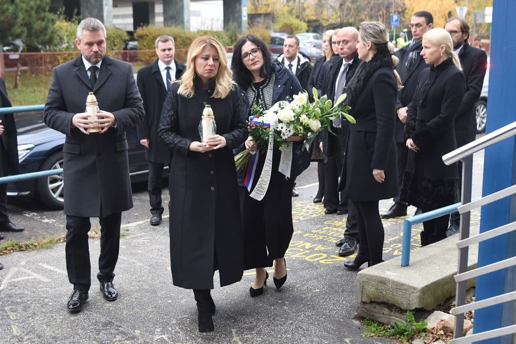 Čaputová  és Pellegrini ellátogatott abba a nyitrai iskolába, amelynek négy diákja halt meg