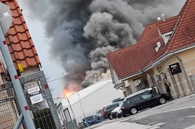Kiégett egy csarnoképület Győrben
