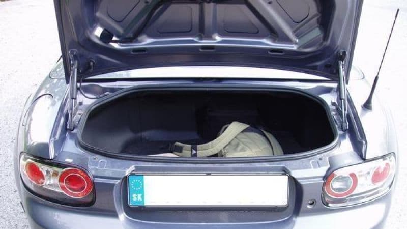 Ledöbbentek a rendőrök, amikor felnyittatták a szlovák rendszámú kocsi csomagtartóját Ausztriában