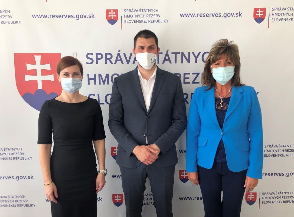 400 ezer speciális egészségügyi maszkot adományozott az Állami Tartalékalapnak a CZ Slovakia Rt.