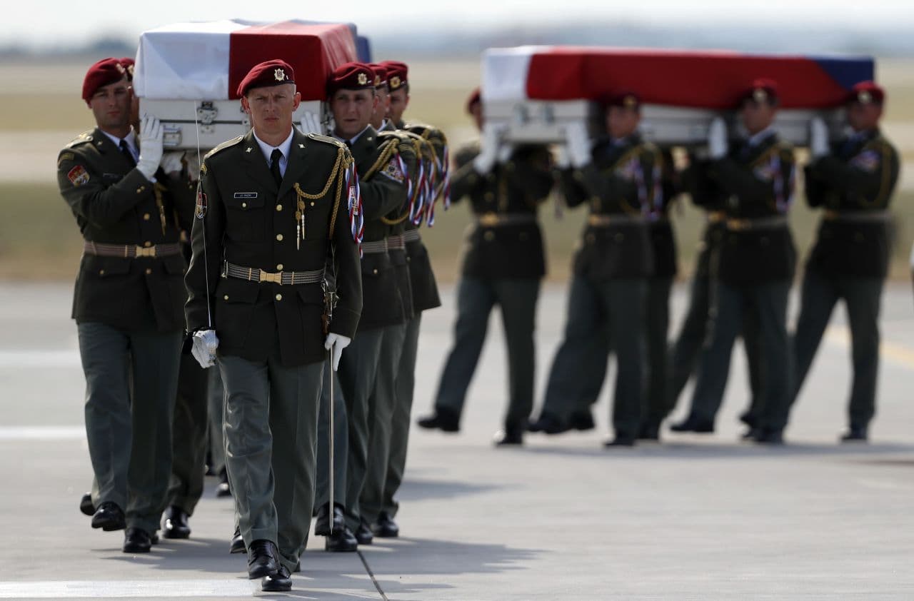 Hazaszállították az öngyilkos merényletben meghalt cseh katonák holttestét