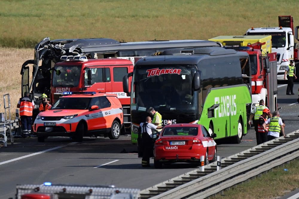 Budapestről indult cseh-szlovák buszba hajtottak bele, a másik busz sofőrje halt meg, szlovákok is megsérültek