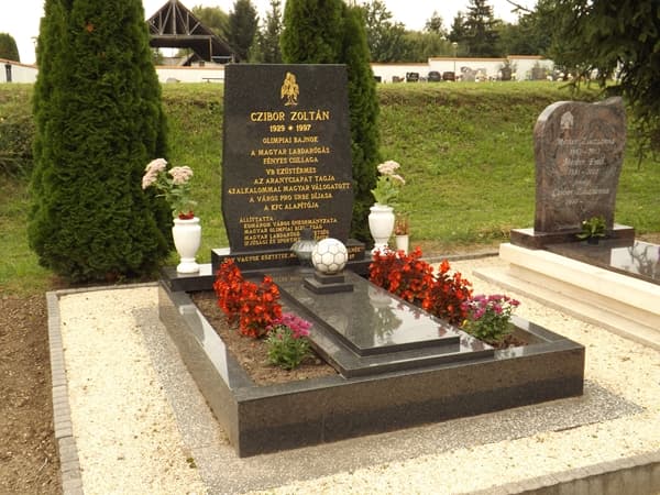 Komáromi sírjánál emlékeztek meg az Aranycsapat legendás játékosáról