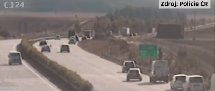 Ilyet még a sztrádazsaruk nem pipáltak: több tucat sofőr kockáztatott és konvojban tolatott  (VIDEÓ)