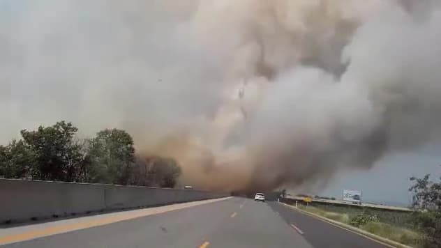 Sűrű füst árasztotta el az autópálya egy részét