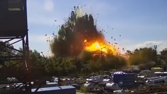 Videón, ahogy rakéta csapódik az ukrajnai bevásárlóközpontba – a robbanásban legalább húszan meghaltak