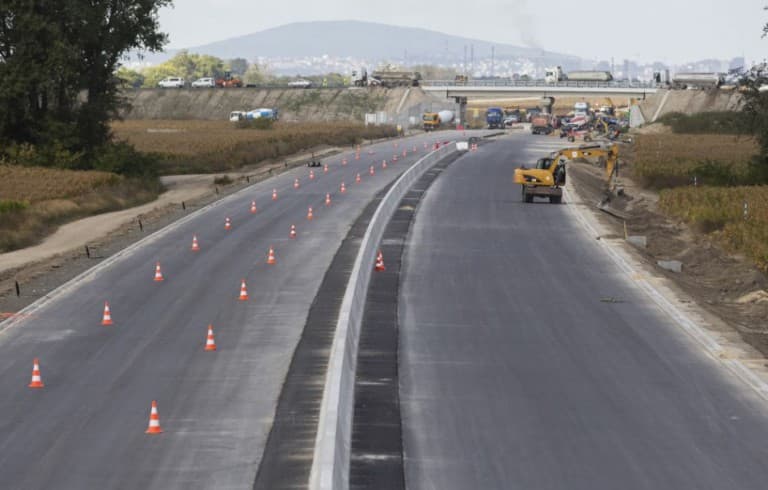 Az állam a teljes útdíjbevétel négyszeresét fordítja autópályák építésére