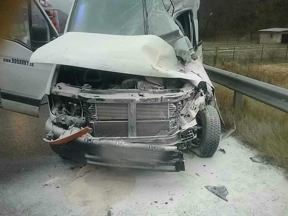 Egy személy meghalt, hárman megsérültek, miután egy kamion és egy furgon ütközött