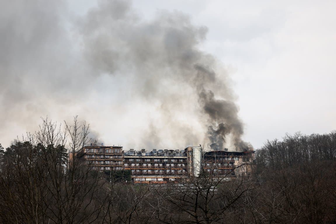 Hatalmas tűz pusztított a visegrádi Hotel Silvanusban