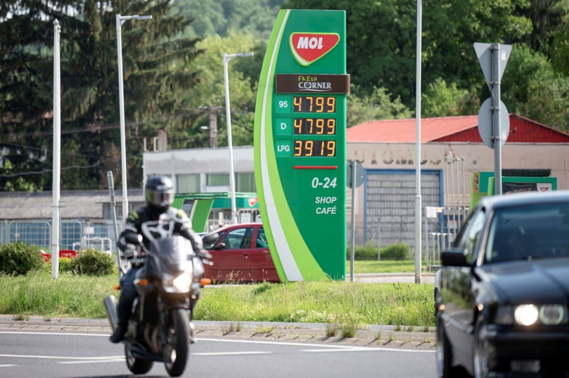 Mutatjuk, hogy működik az új rendszer a magyarországi benzinkutakon, és mennyiért tankolhatnak a külföldi rendszámú autók
