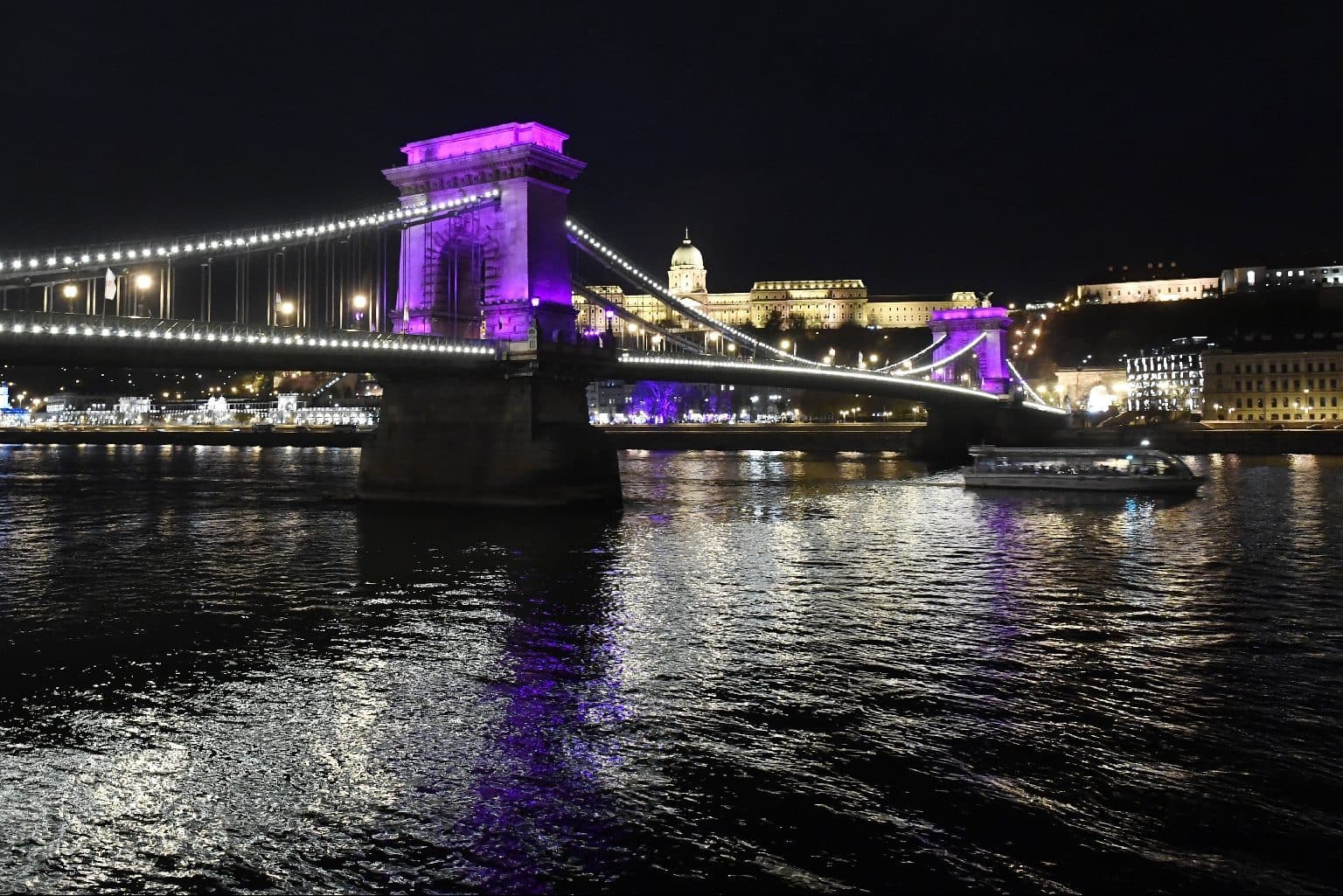 Ezért borul ma lila fényekbe a Lánchíd Budapesten