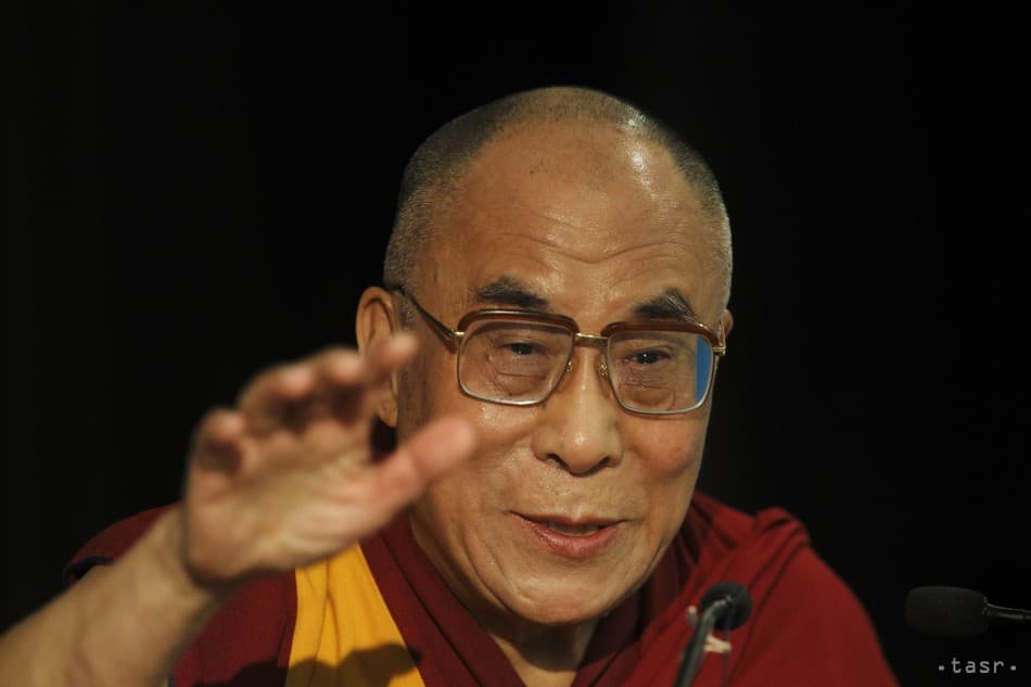 A dalai láma megkapta a koronavírus elleni oltás első adagját