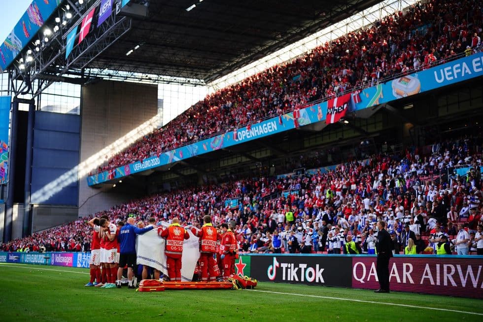 EURO 2020: Félbeszakadt a Dánia-Finnország mérkőzés, egy játékos összesesett a pályán, az újraélesztése sikerült, a meccs folytatódott