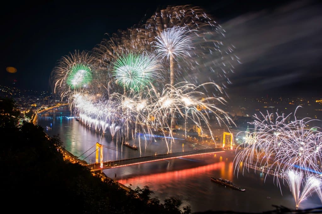 Színpompában tündökölt az égbolt - FOTÓKON a budapesti tűzijáték