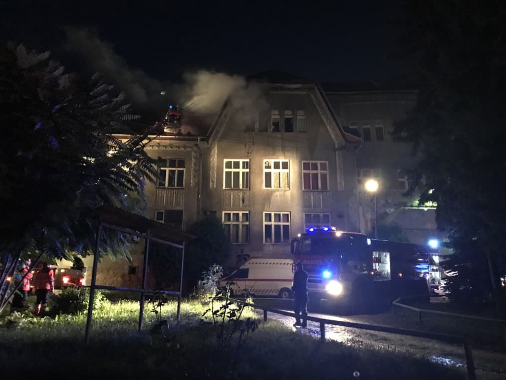 Kigyulladt egy kórház, 21 tűzoltó küzdött a lángokkal