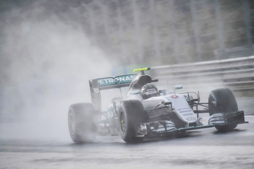 Magyar Nagydíj: Zivatar, négy piros zászló és Rosberg-pole az időmérőn