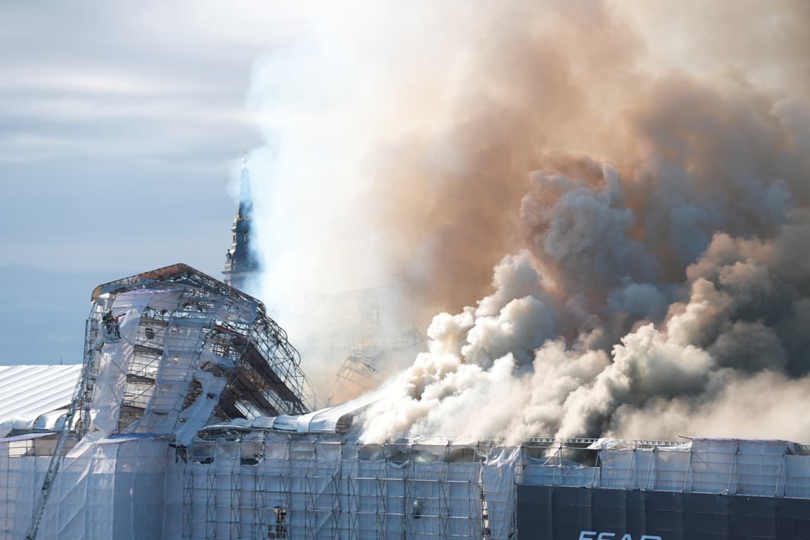 Tűzvész pusztított Koppenhága egyik leghíresebb épületében! (FOTÓK)