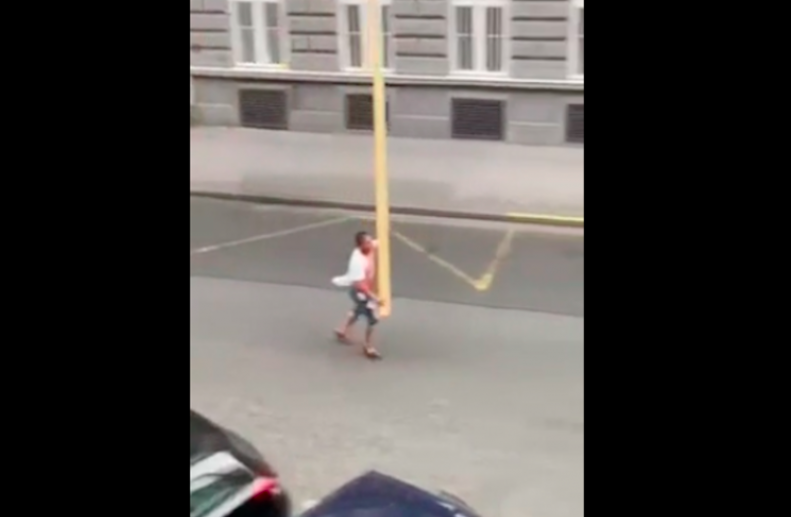 Budapesti idill: „állj meg, köcsög” – ordítja a fickó, miközben egy többméteres deszkával a kezében egy másik férfit üldöz (VIDEÓ)