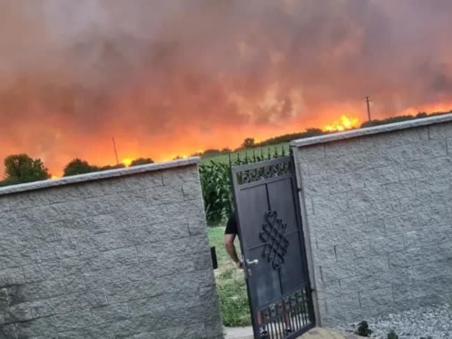 A kertek alatt álltak meg a lángok – önkéntes tűzoltók felvételei és egy vérfagyasztó videó a Lég és Nagypaka közti gabonatűzről!