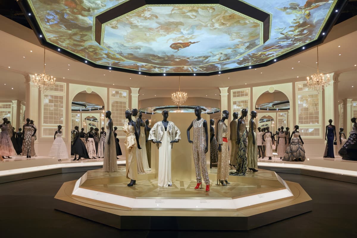 Rekordot döntött a Dior-divatházról szóló kiállítás