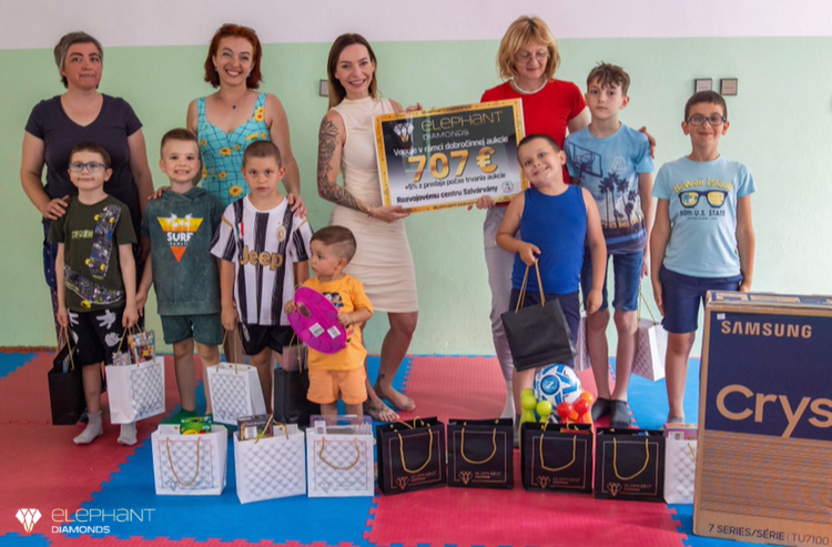Több mint 700 eurót és számos ajándékot kapott a dunaszerdahelyi Szivárvány Fejlesztő Központ