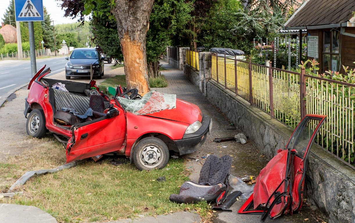 Fának csapódott egy autó Győr közelében, egy ember meghalt