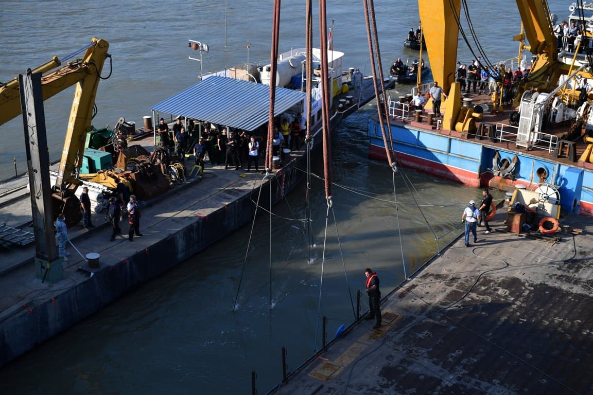 Dunai hajóbaleset: Édesanyja karjaiban találták meg a hatéves kislányt