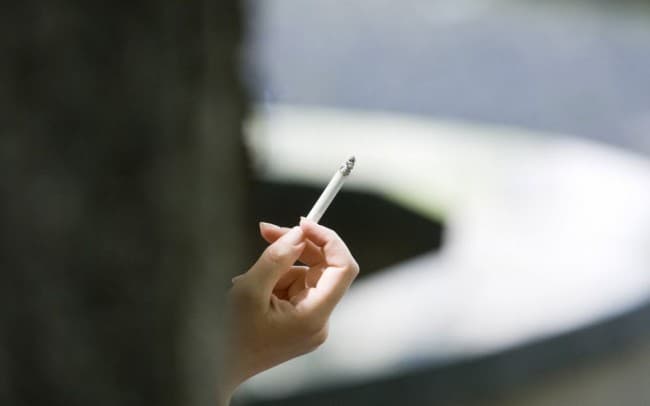 Az egészségbiztosítónál rossz pont, ha valaki dohányzik – előfordulhat, hogy nem fizet, amikor szükség lenne rá