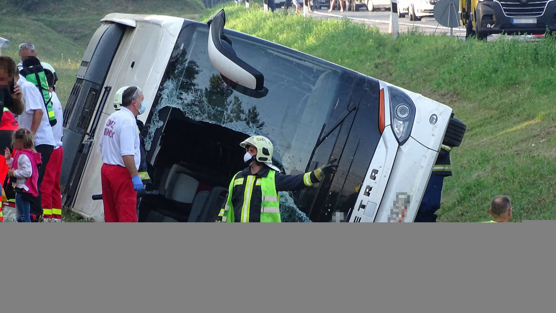 Felborult egy busz Magyarországon - egy ember meghalt, több mint 30-an megsérültek