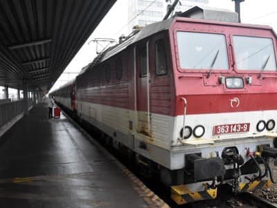 Vonatbaleset történt Csehországban, meghalt a mozdonyvezető, sokan megsérültek