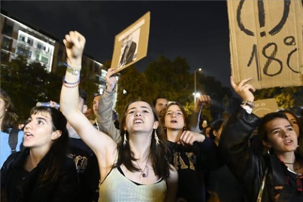 Diákok szervezésében az oktatásért demonstráltak Budapesten