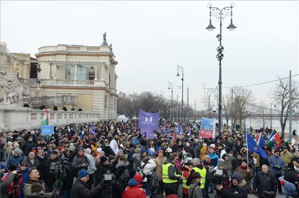 Összefogásra szólítottak fel a budapesti, rabszolgatörvény elleni tüntetésen