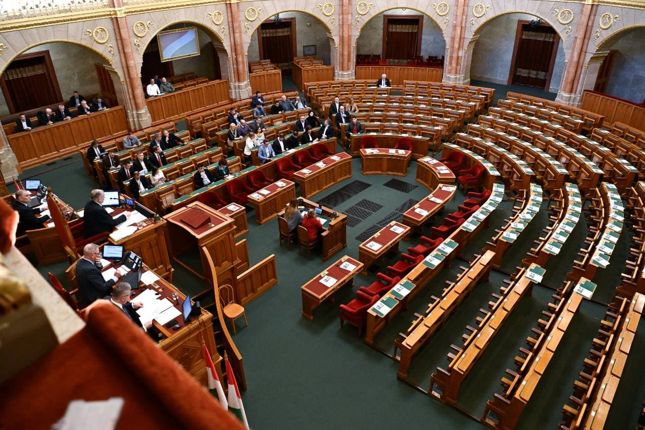 Szinte üresen kongott a magyar parlament, a Fidesz nem ment el a rendkívüli ülésre, ami Svédország NATO-belépéséről szólt volna