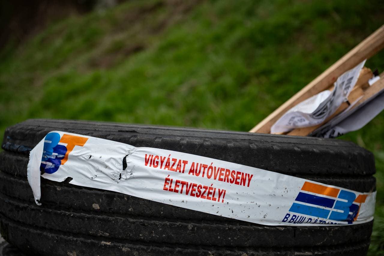 Lesodródott az útról és a nézők közé hajtott egy autó az Esztergom-Nyerges Rallyn, négyen életüket vesztették (VIDEÓ)