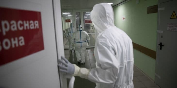 Hatezerhez közelít az új koronavírus-fertőzöttek száma Oroszországban
